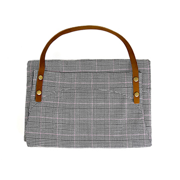 - 來自瑞典的生活作品- 清爽的設計風格充滿工藝手感的個人主義- 以 100% 純棉搭配質感皮革繫繩- 採雙面式細膩車工- 有特別專屬的收納袋