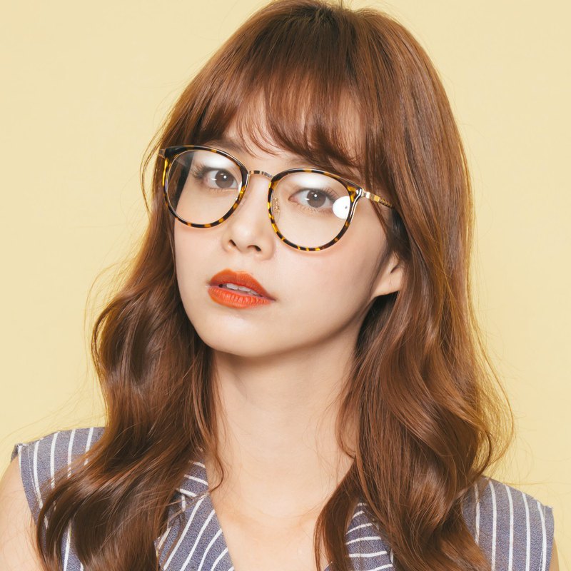 波士頓框架設計搭配簡約色彩，與金屬鏡腳做為點綴，輕盈的TR90材質，配戴輕盈無負擔，適合各種臉型，低調展現專屬個人的時尚品味 抗UV400有效降低強光，時尚又吸睛，附贈精美普魯士藍皮格紋手工禮盒、眼鏡