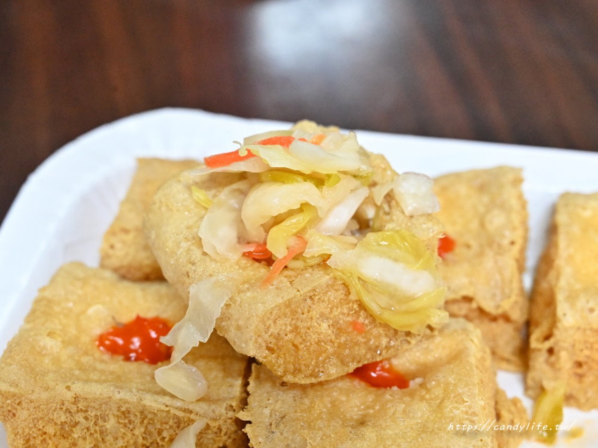 免費紅茶、熱湯無限喝！台中人激推６家臭豆腐：50年老店、爆量泡菜堆成山