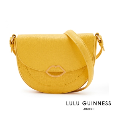 ESME是一款輕巧的外出型包款 半月形的外觀搭配經典唇釦 以經典以及色彩明亮的色調為主軸