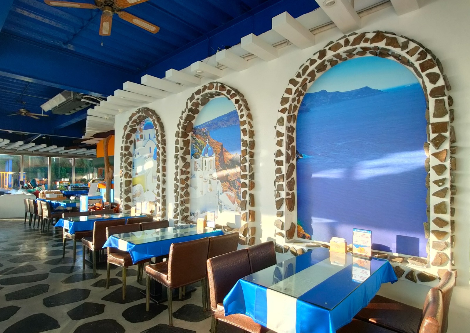 白圍牆地中海景觀咖啡