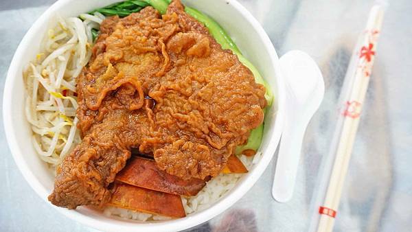 【台中美食】鹿港洪爌肉飯-厚度達5公分以上的超霸氣爌肉飯