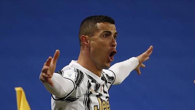 Penyerang Juventus, Cristiano Ronaldo berselebrasi usai mencetak gol ke gawang Napoli pada laga final Piala Super Italia di Stadion Mapei, Sassuolo, Kamis (21/1/2021). Dua gol kemenangan klub raksasa Liga Italia itu, dilesakkan Cristiano Ronaldo dan Alvaro Morata. (AP Photo / Antonio Calanni)