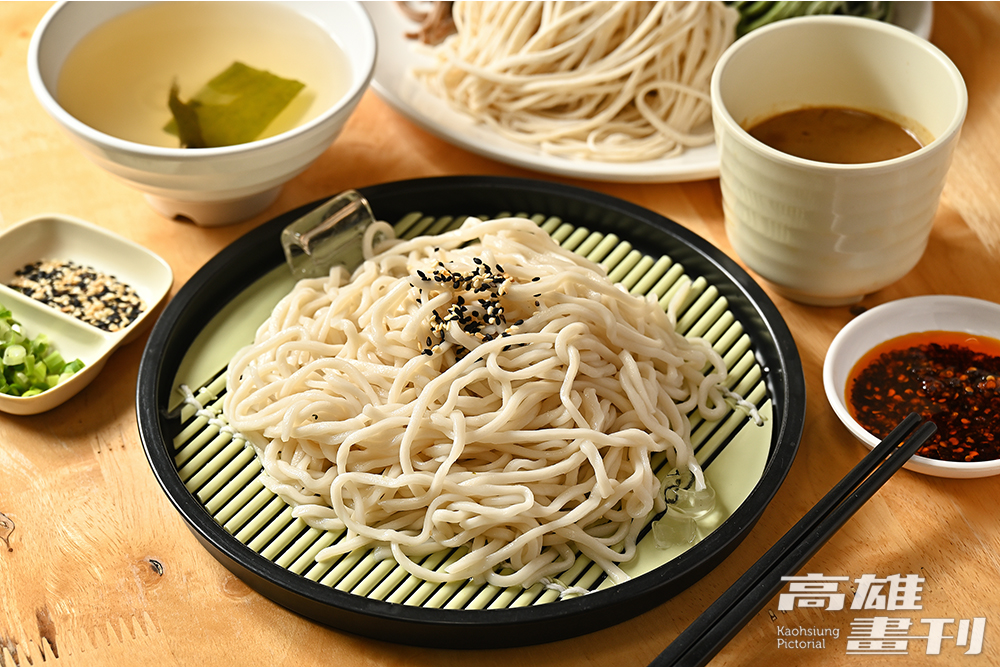 日式麻醬涼麵搭配手打麵，把芝麻青蔥倒入麻醬，麵條質地細緻；沾上香濃麻醬，涼爽又開胃。(攝影/Carter)