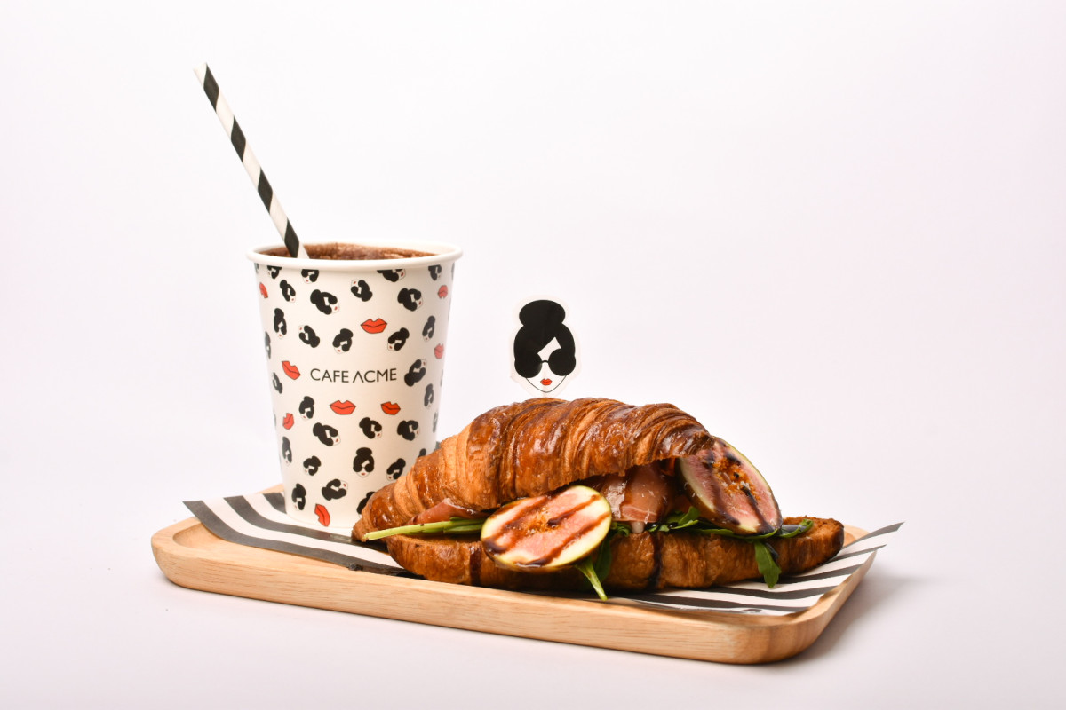 最潮打卡咖啡店！CAFE ACME聯名alice + olivia打造露天咖啡，頭像餅乾、聯名杯必入手