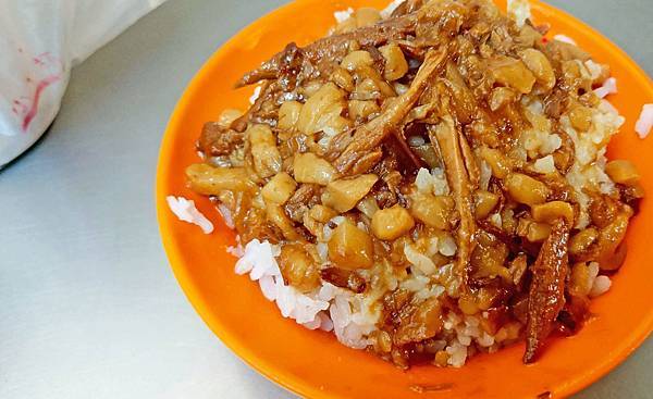 【基隆美食】天一香肉羹順-1碗滷肉飯只要20元!基隆夜市裡最受歡迎的美食小吃店