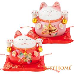 ◎彩色擺飾，財氣滿滿|◎創造招財運勢|◎門市、辦公室、居家財位必備商品名稱:六福臨門4.5吋招財貓撲滿附坐墊(買一送一)類型:節慶擺飾黏貼/釘掛:平面擺飾組裝方式:不需組裝入數:買4.5吋招財貓撲滿(