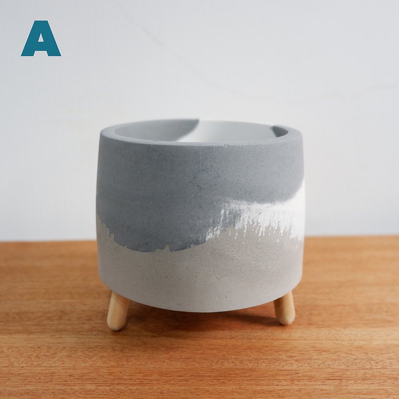 ✔水泥具吸水排水特性，澆水後會讓盆器顏色變深，風乾後會恢復原色 ✔表面與邊緣所產生的氣孔與斑駁感，為水泥本身獨有的特性，並非瑕疵喔 ！ ✔歡迎客製，盆腳可以直直長，也可以外八長
