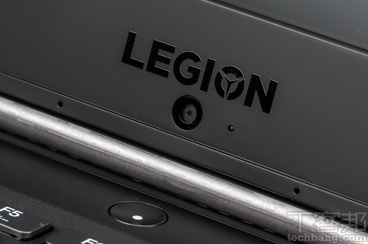 下置式前鏡頭－配合螢幕邊框縮窄，Y740 的鏡頭調整至商標下方，實際拍攝時會呈現仰角。