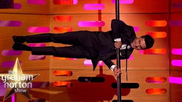 真男人！柴克艾弗隆現場表演「人體國旗飄」 超猛肌肉一秒帥翻全場！