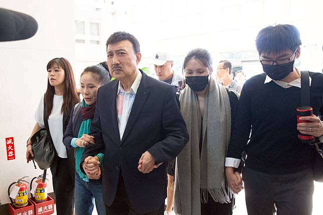 余家人和余苑綺老公Gary（右）陪余苑綺就醫。記者季相儒/攝影