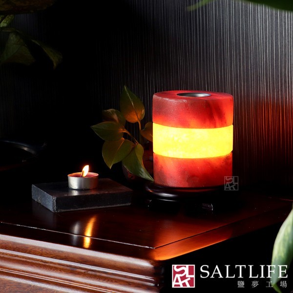 若長時間不開燈請以塑膠袋或保鮮膜密封包覆，並放置乾燥處以防潮解。 ｜ 注意事項 每款鹽燈皆使用獨一無二的天然礦石，其形狀、色澤、大小、紋路不會完全與圖片一樣，尺寸與重量也會有些微差異，數值僅供參考。 
