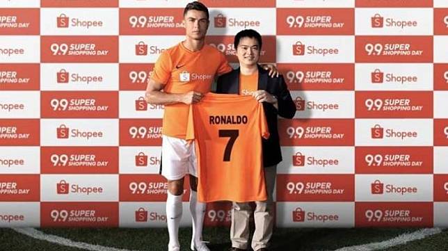 Megabintang Juventus, Cristiano Ronaldo (kiri) resmi jadi brand ambassador Shopee. [dok. Shopee]