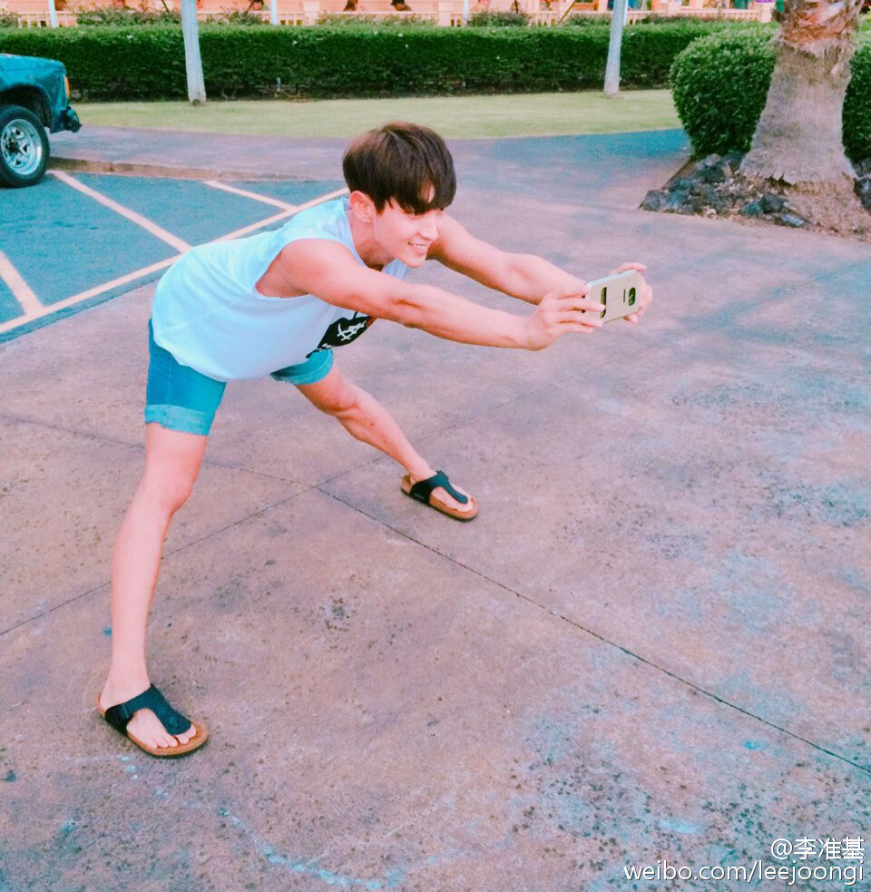 韓劇男神「拍照方法」！玄彬「紮馬步」幫孫藝珍拍照，李準基很俏皮，李棟旭自拍好頭痛