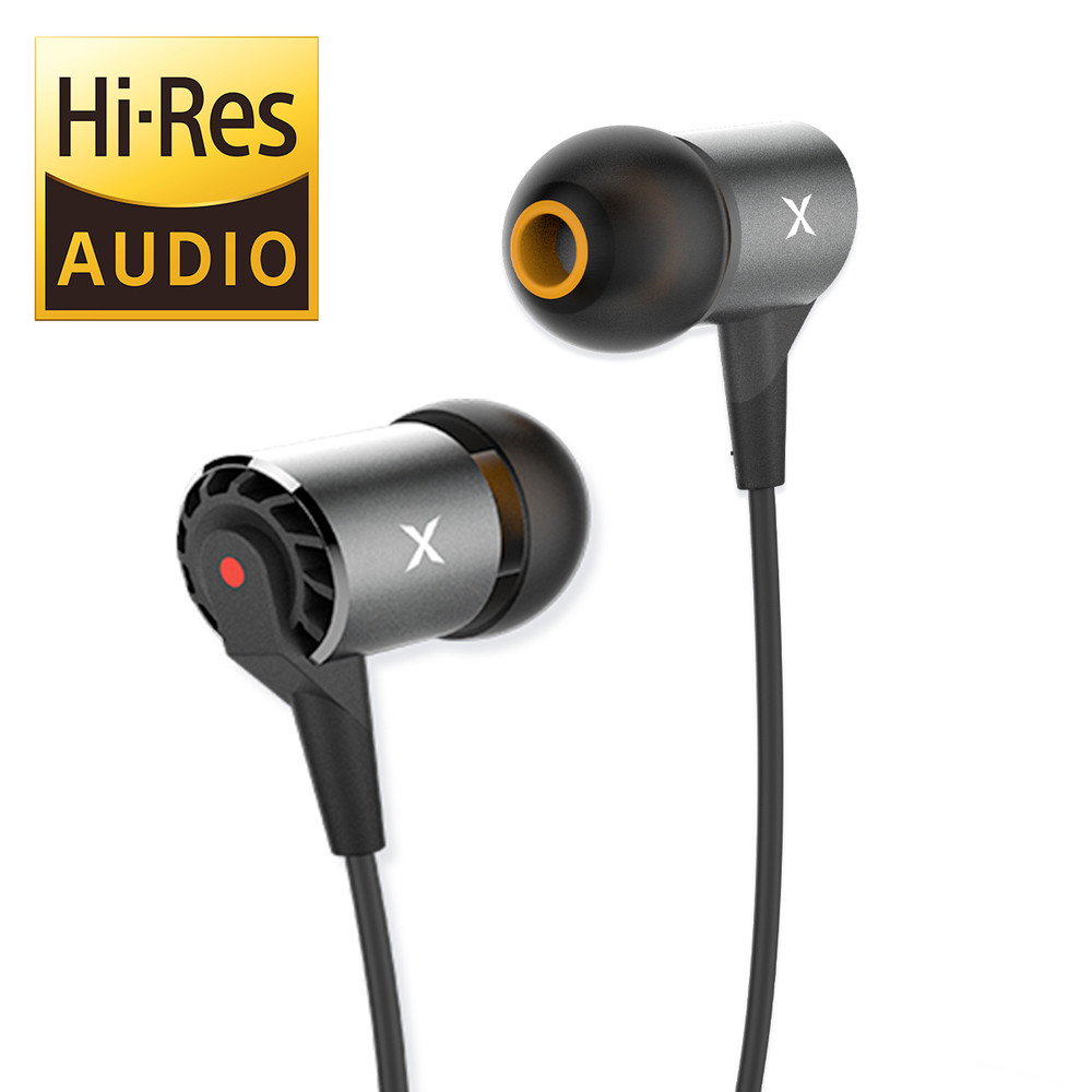 XROUND AERO是一款同時適合電競和音樂使用的 Hi-Res入耳式耳機 獨特空氣動力聲學設計 及 高解析鍍鈦外磁單體，旗艦等級的聲學設輔以前所未見的三維聲學工程調音 打造出聲音分離度、人聲細膩度