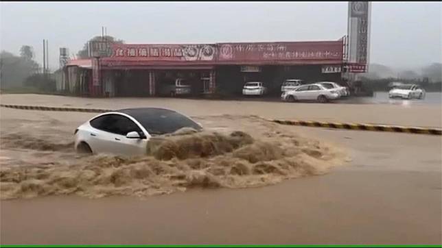 午後雷雨狂炸 竹山交流道附近一度大淹水 民視新聞網 Line Today