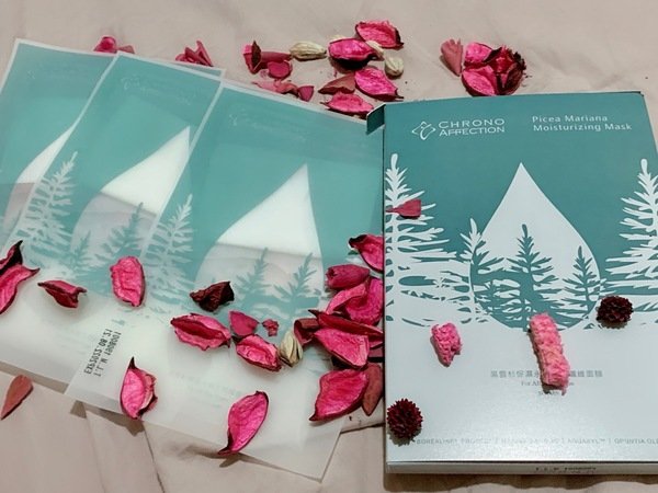 倪倪愛保養－（面膜推薦）網紅名媛肌膚水嫩透亮乾濕分離保濕神級般的面膜聖品－CHRONO AFFECTION時間寵愛黑雲杉保濕永恆生物纖維面膜直擊開箱
