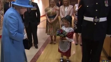 小女孩獻花給英國女王 下一秒慘遭軍人意外巴臉...