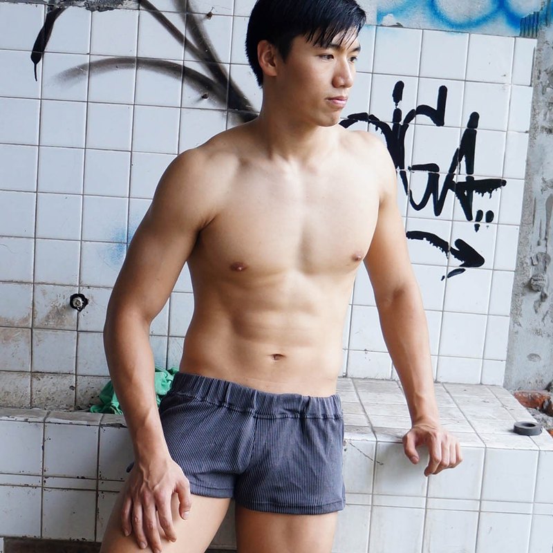 屏除強烈的花色，本次我們退至最簡約的原色，搭配日系短版剪裁，穿上讓能讓您愛上。