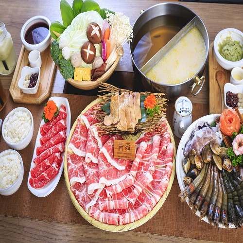 台中 青森鍋物 500元現金抵用券+ 一日遊套裝行程$415 嚴選上等食材打造出頂級鍋物饗宴， 令人一再回味的湯頭，最天然最原始最清爽 令人垂涎的油花細密，不斷湧出的香甜肉汁~~ 軟嫩豐腴的咀嚼口感，