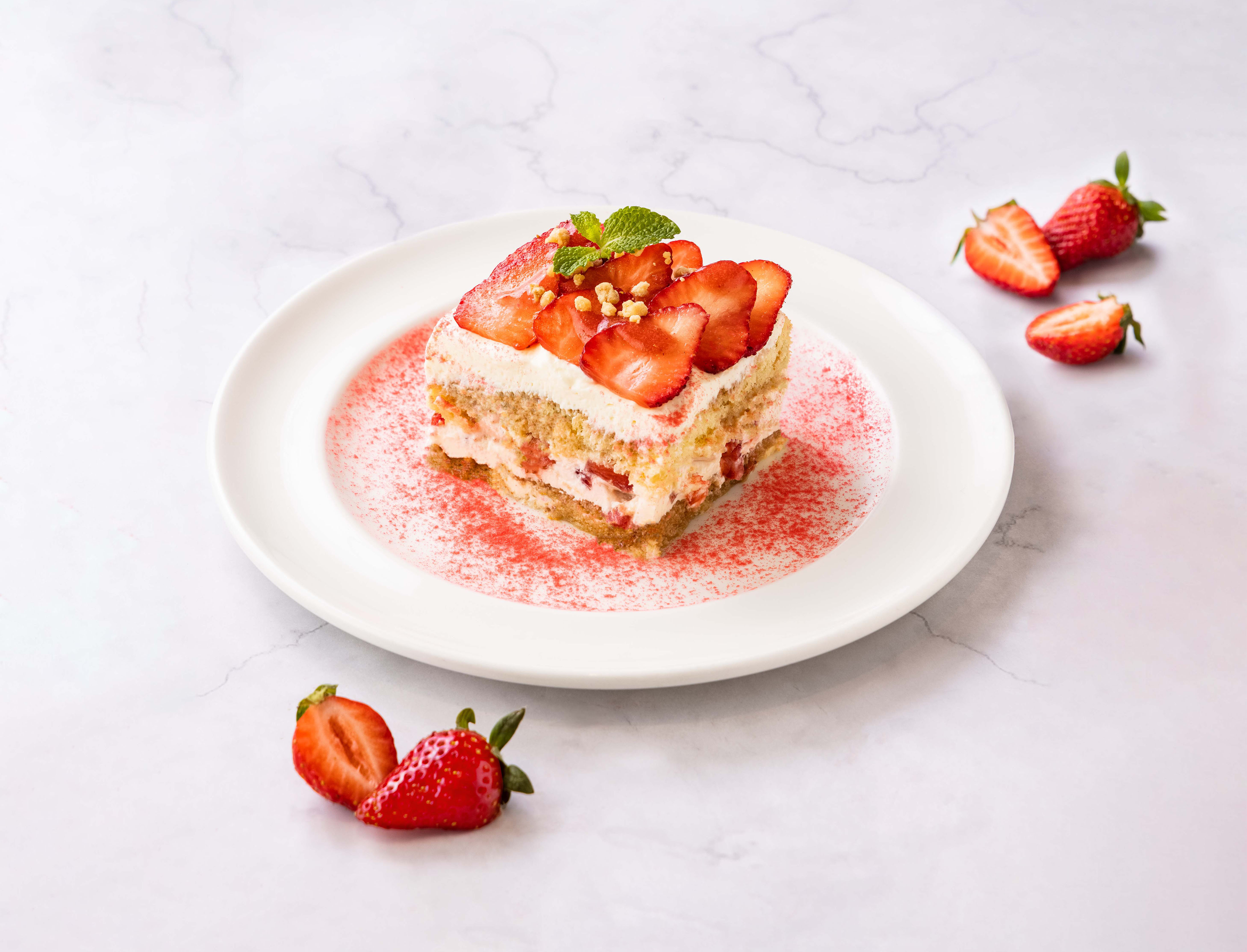 5月底前來Capriccisa消費滿1,800元，即贈母親節限定蛋糕「草莓提拉米蘇」(單點價$220)，豔紅草莓邂逅提拉米蘇仙氣逼人，一層一層堆疊出對媽媽的愛！(圖片提供/ Capricciosa Premium卡布里喬莎)