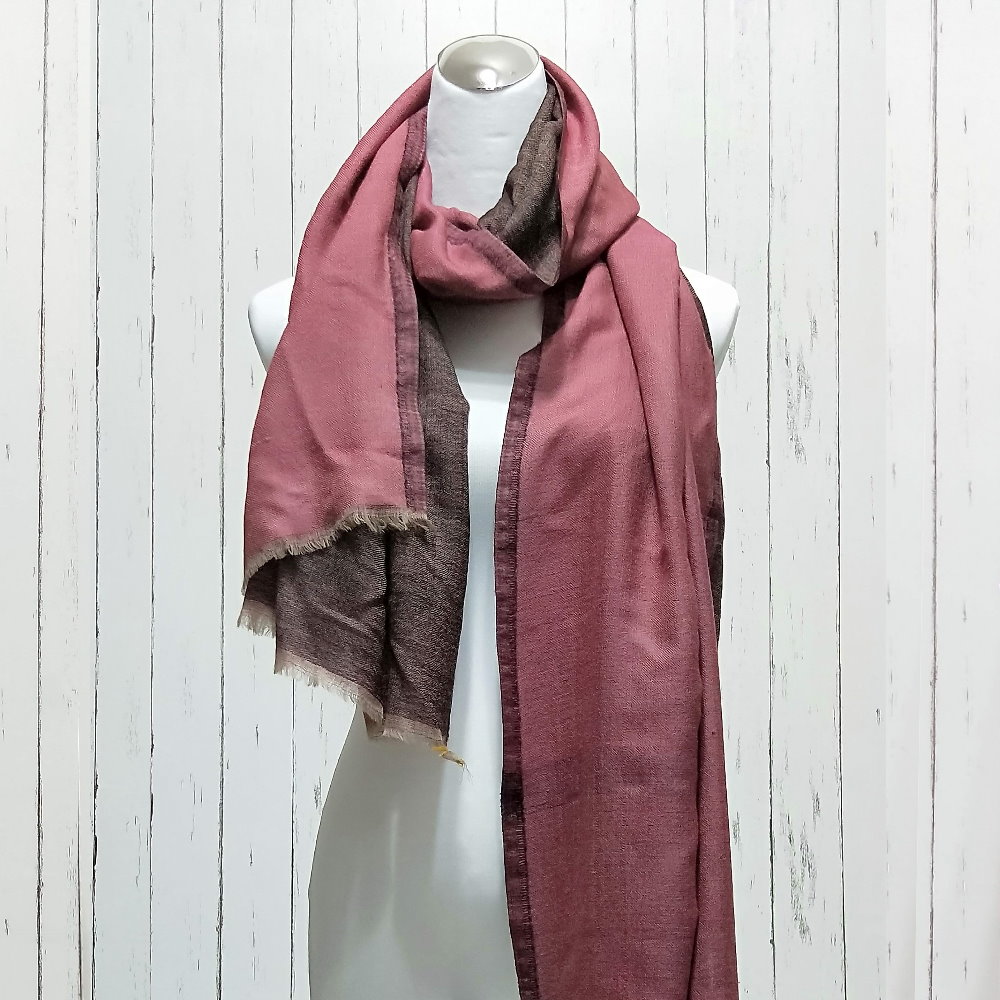 正反雙色的歐洲風味，半機器手工織法，雖是雙層也只有110公克，顏色明度較低，適合內搭於西裝外套、風衣。