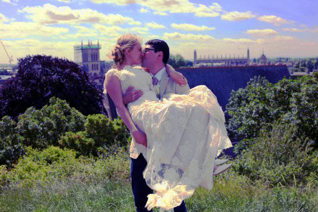 Pasangan Ini Nikah Pakai Aksesori Barang Bekas & Sajikan Makanan Basi