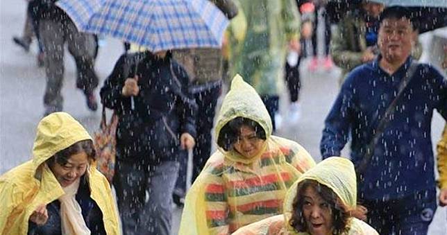 今起三天「又冷又雨」　周末轉乾冷、恐有冷氣團