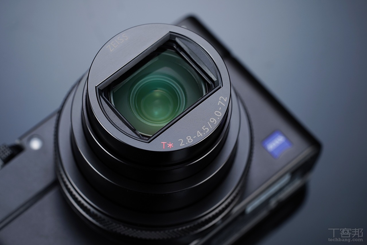 鏡頭延用全幅等效 24-200mm F2.8-4.5 蔡司鏡頭，具備八倍變焦功能。