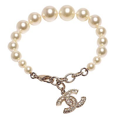 水鑽鑲嵌雙C LOGO設計大小珍珠串連，氣質優雅奢華珍珠賦予絕佳質感