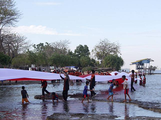 Bendera 1 Meter Di Maros Dari Gunung Ke Laut ar Id Line Today