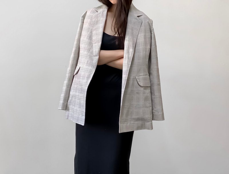 衣櫃裡一定要有的西裝外套單品，如果已經入手素面款的可以試試這款格紋系的西裝外套。主色調是灰色的，在日常穿搭中也是非常好搭配的顏色，平時穿著內搭素面的上衣+休閒牛仔褲，就能很有造型的出門囉！
