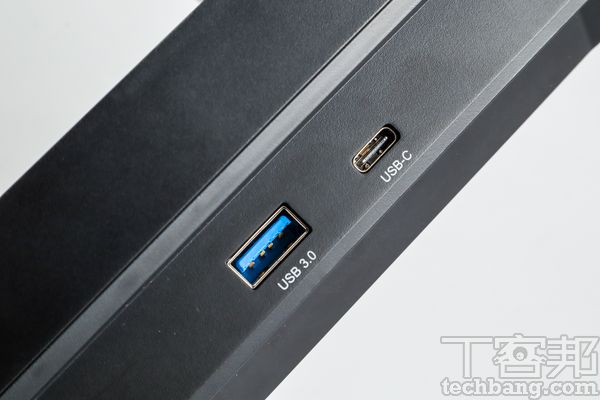 擴充接口機身右側安排2埠USB 3.1 Gen 1，分別為Type-A和Type-C形式。