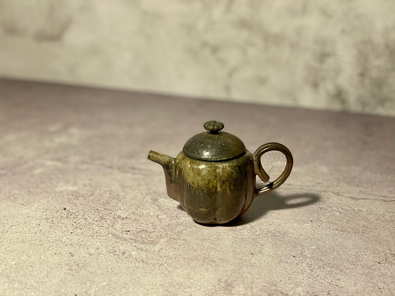 李善愔- 茶文化是中國非常重要的一個部分，但現代人緊湊的生活步調較難去體驗、享受其中的美，我們從小接受的美感教育，或許比較崇洋，喜歡現代、時尚感強的造型與色彩，希望我的作品能吸引更多年輕人的目光，一起