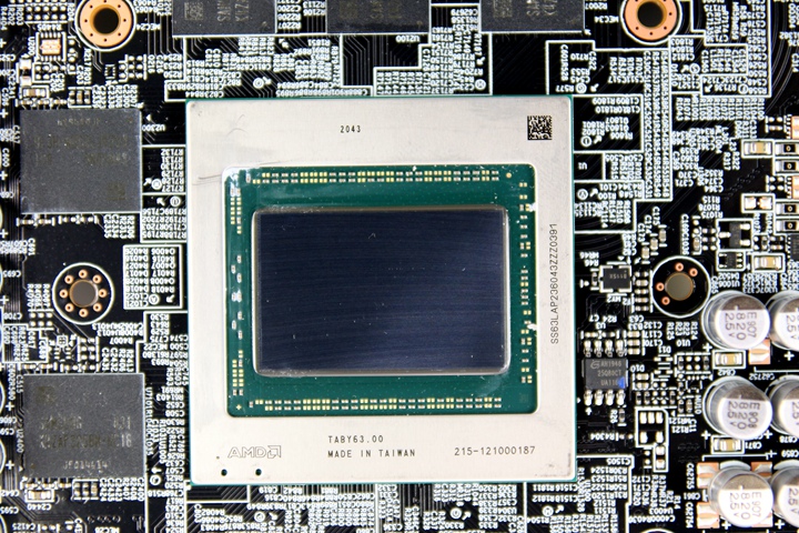 雖然繪圖晶片和公版卡一樣，但在技嘉科技調校後，技嘉科技Radeon RX 6800 GAMING OC 16G顯示卡的繪圖晶片時脈（Game / Boost：1,925 / 2,155 MHz）都比公版卡來得高。