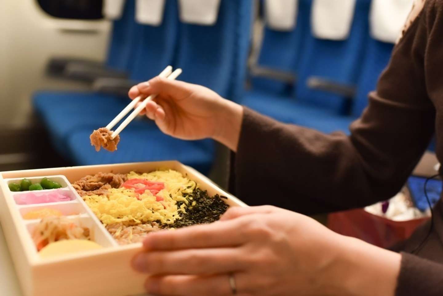 新幹線の隣の乗客がとんでもない クチャラー だった 駅弁をじっくり味わい その後も
