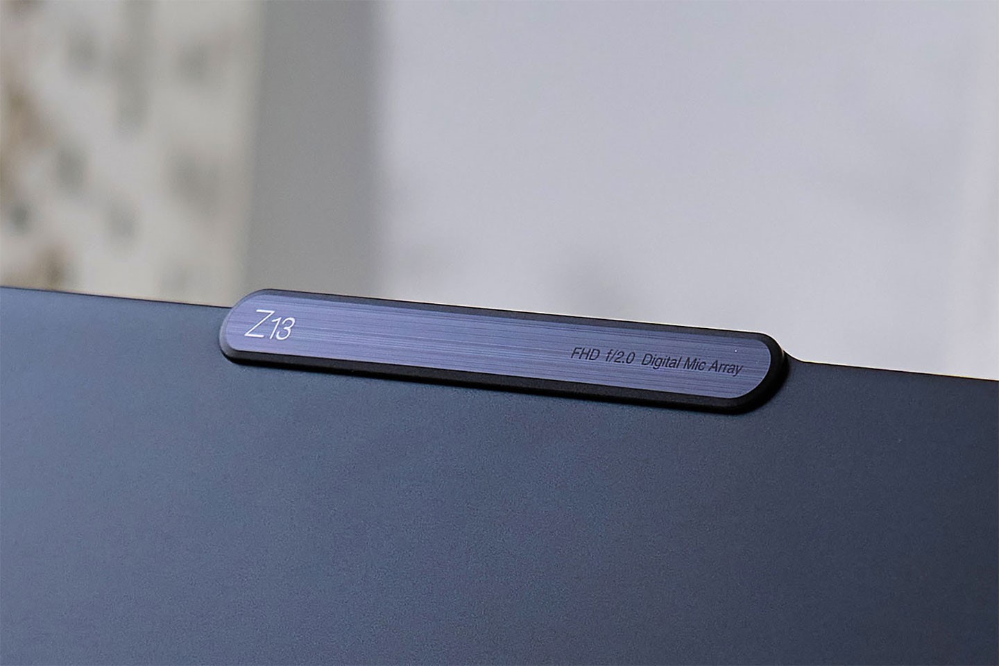 由於 ThinkPad Z13 的網路攝影機模組設計略突出於顯示器上方，因此在上蓋側也以銘牌形式秀出筆電型號與網路攝影機的規格。