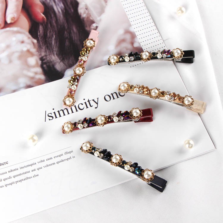 ◆ 商品材質：合金、水鑽、水晶、珍珠、緞面◆ 髮夾SIZE長寬約：7 cm x 0.6 cm (簍空花飾) 1 cm (珍珠) 0.6 / 0.4 cm (亮鑽) 0.4 / 0.3 cm (水滴鑽飾