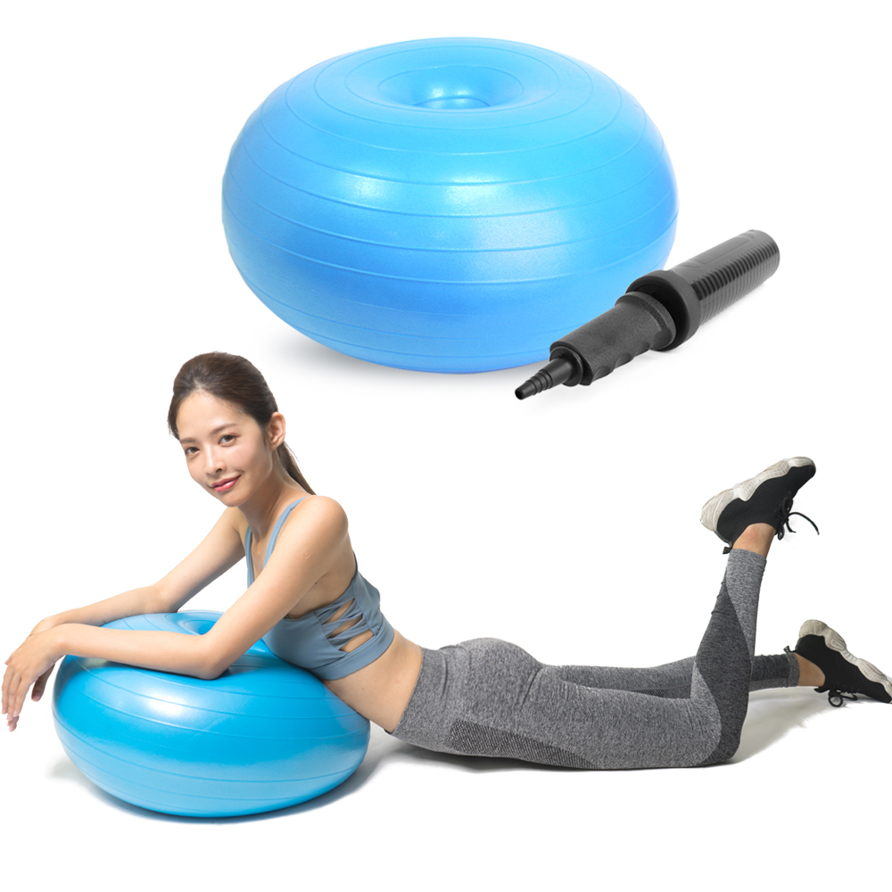 【lotus】甜甜圈瑜珈防爆抗力球55cm材 質：pvc尺 寸：(充氣後)直徑約55cm、寬約28cm重 量：約1000g顏 色：珊瑚藍商品貨號：qe1fr商品內容：抗力球1入(附氣塞1入)、雙向打氣