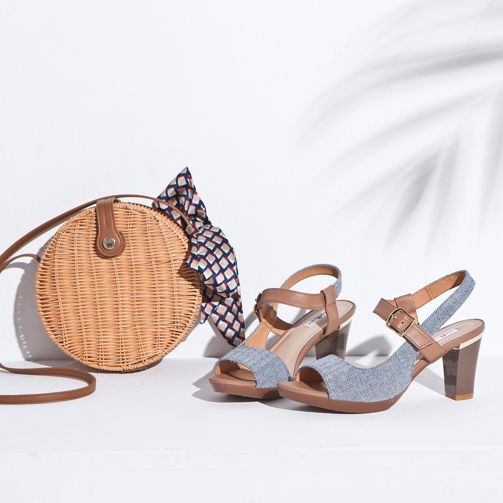 fair lady．側挖空扣環拉帶高跟涼鞋 藍布紋 (202124)