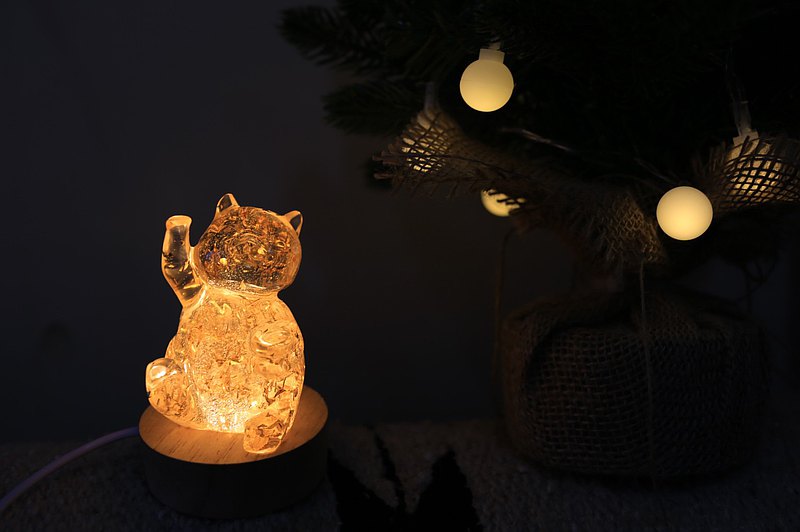 ★金屬金箔感元寶招財貓小夜燈（附黃光燈座） ★尺寸：底邊 5.5cm、斜邊 7.5 cm（尺寸不含燈座） ★材料：金屬製類金箔、環氧樹酯 ★參考作用： 招財