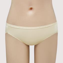 ◎穿的保養品 日本Lycra Xtra Fine護膚纖維-水潤白。|◎低腰三角版型，細緻簡約。|◎褲身設計採購Lycra Xtra Fine面料，觸感柔軟。品牌:曼黛瑪璉類別:內褲款式:三角褲尺寸:L