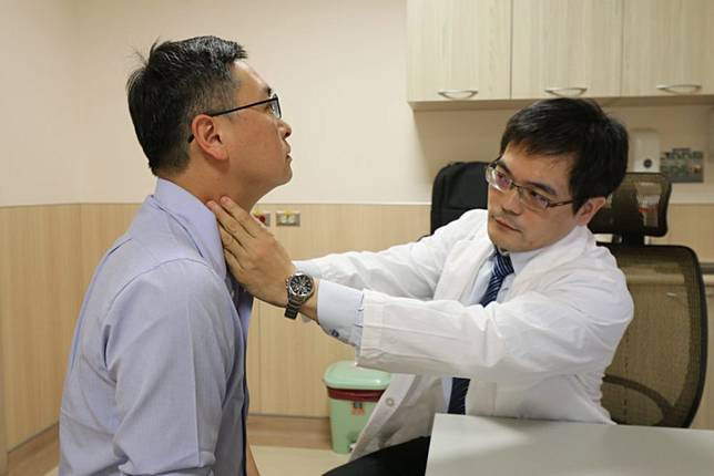 鼻涕現血絲、頸部冒腫塊…  男子才知錯誤紓壓方式帶「癌」上門