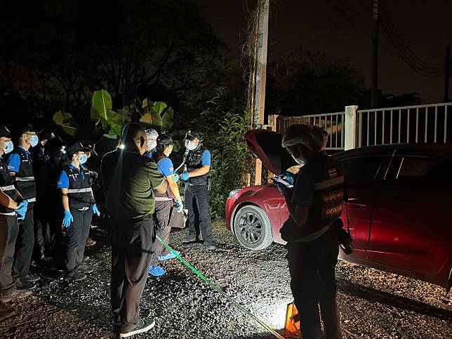 警方尋獲將石男棄屍的紅色馬自達車輛。（圖／翻攝Facebook「พงศกร รอดภัย」）