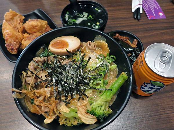 【三重美食】極之八丼-只要百元就能吃到美味的丼飯 【三重美食】極之八丼-只要百元就能吃到美味的丼飯