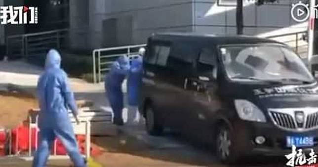 靈車從醫院緩緩駛出…護士妻心痛哭喊狂追：老公，你不要害怕