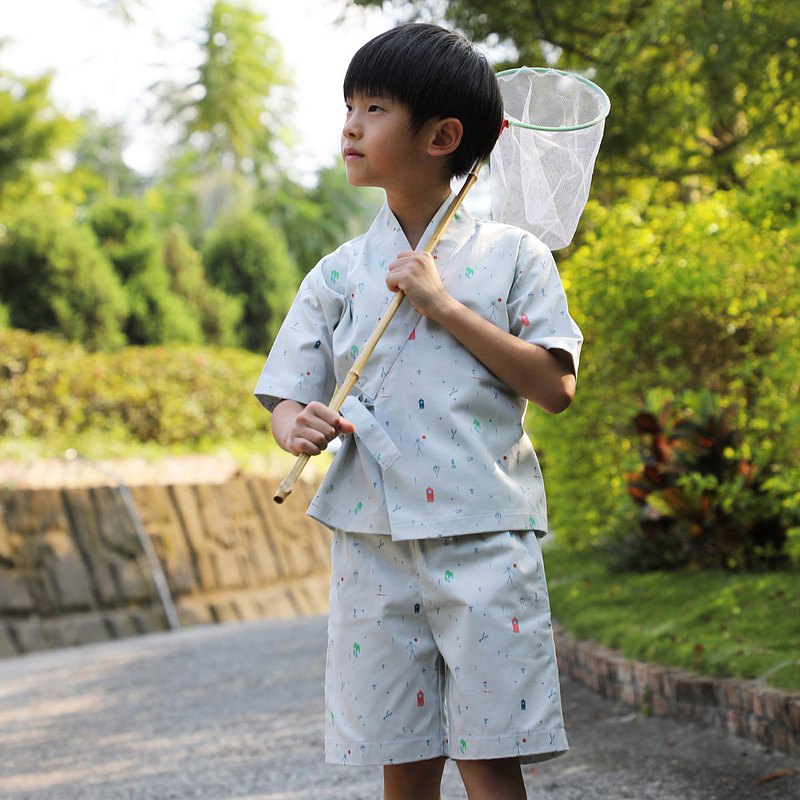 以布花展示對於故宮藏品[民國 董作賓 甲骨文 江南好]在甲骨文型、聲、意上的趣味。本產品圖像為國寶衍生商品設計競賽得獎作品，設計者：吳柏學。創意源自於國立故宮博物院藏品「民國 董作賓 甲骨文 江南好」