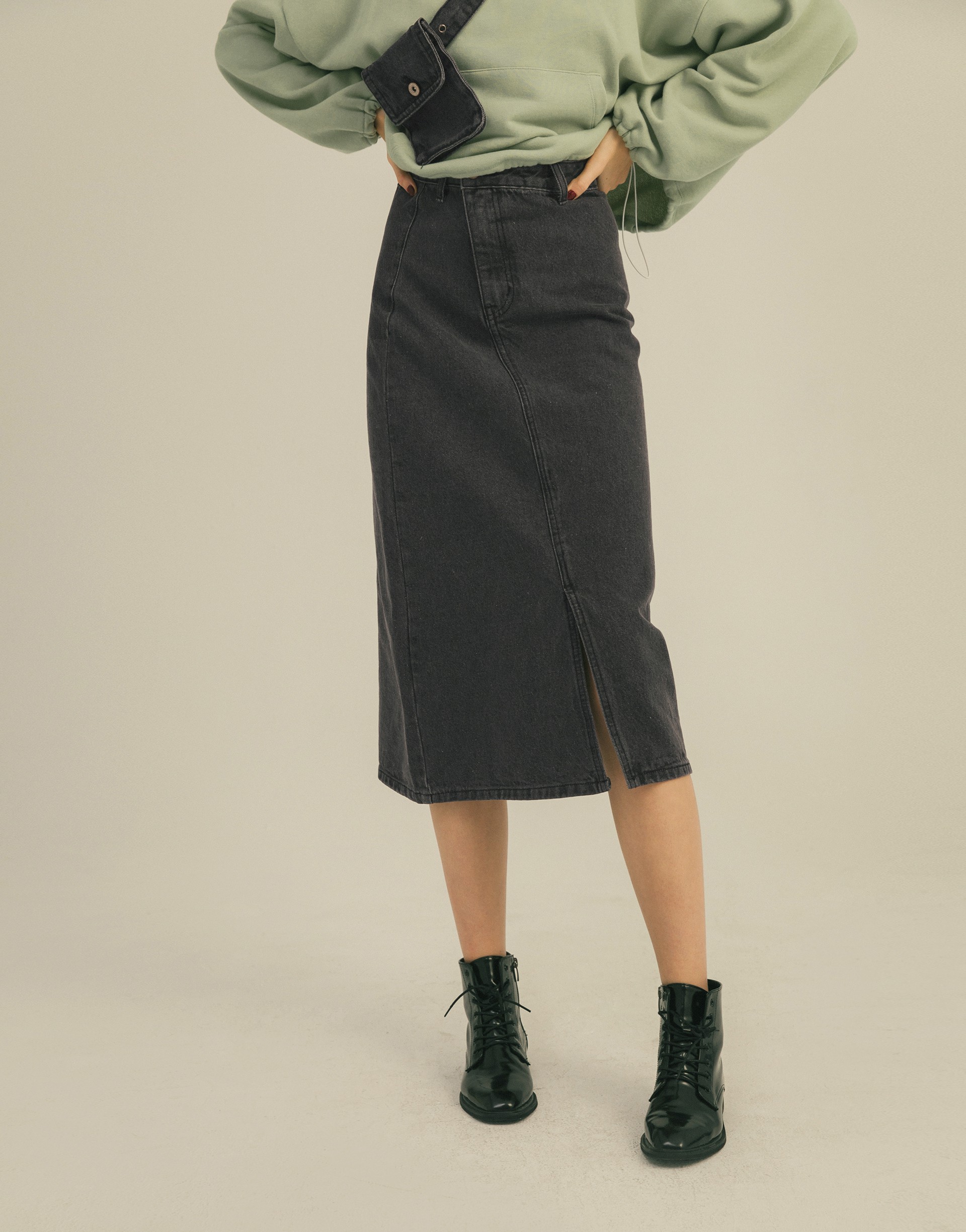 斜裁拉鍊造型/下擺有開岔/附一個可拆造型腰包/無內裡