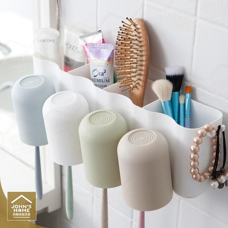 材質:PP+無痕貼 尺寸:長38.6x寬10x高11.5cm 產地:中國 產品簡介: 多個牙刷架收納口，牙刷互不交叉 倒置水杯設計，杯底不積水，杯內不留灰塵 多格收納空間，各式衛浴用品一架收納搞定 兩