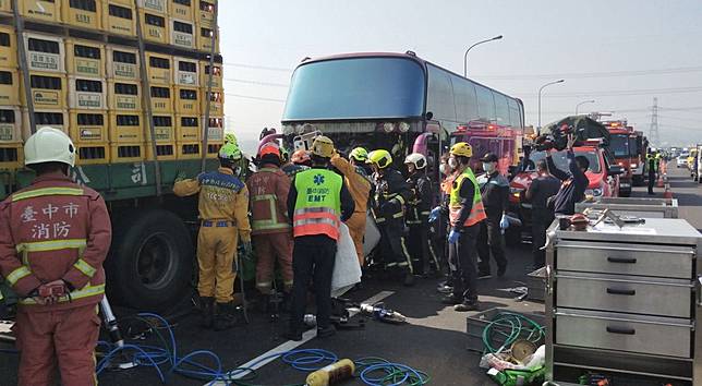 台74連環車禍小客車遭貨車 遊覽車夾擊2童輕傷母送醫不治 Yahoo奇摩即時新聞 Line Today